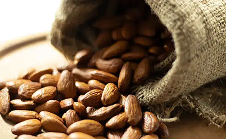 توزیع بادام درختی